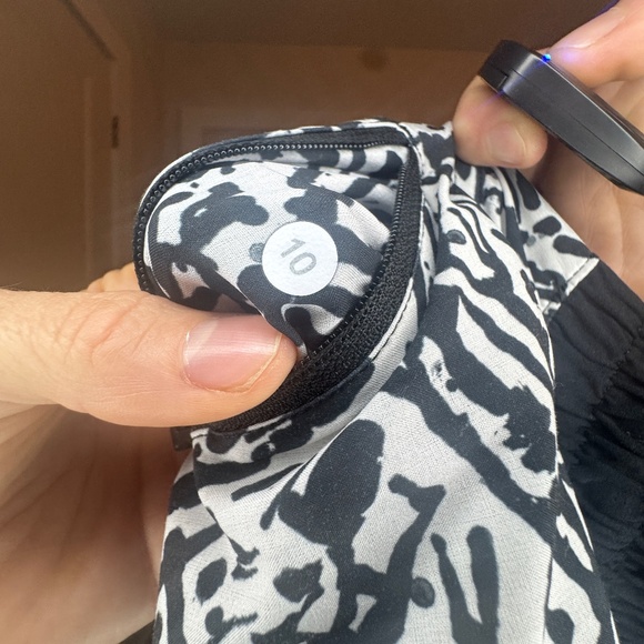 Lululemon Speed Up Short 2.5" – Black & White Abstract Print – Size 10 - Picture 3 of 3